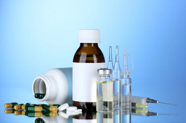 Medicinsk flaskor, ampuller och piller — Stockfoto