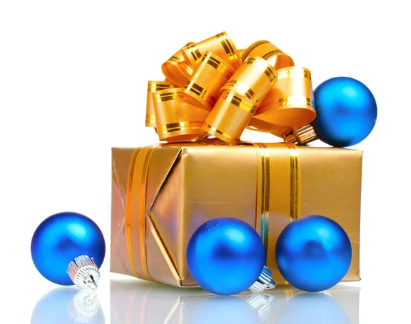 Подарки в золотой упаковке и рождественские шары. — стоковое фото