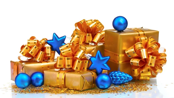 Hermosos regalos en envases de oro y bolas de Navidad aislados o — Foto de Stock