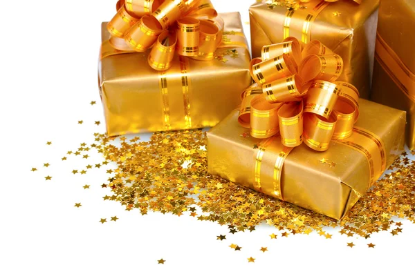 Красивые подарки в золотой упаковке изолированы на белом — стоковое фото