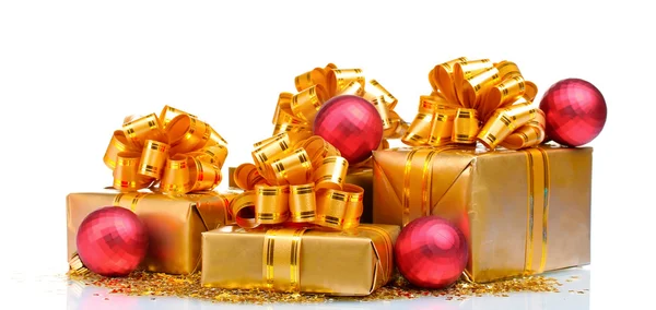Altın ambalaj ve Noel topları izole o güzel hediyeler — Stok fotoğraf