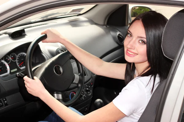 Ung brunett kvinna i ny bil — Stockfoto