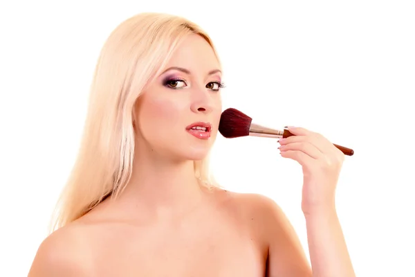 Jonge mooie vrouw met borstel voor make-up geïsoleerd op wit — Stockfoto