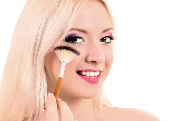 Mladá krásná žena s kartáčem pro make-up izolovaných na bílém — Stock fotografie