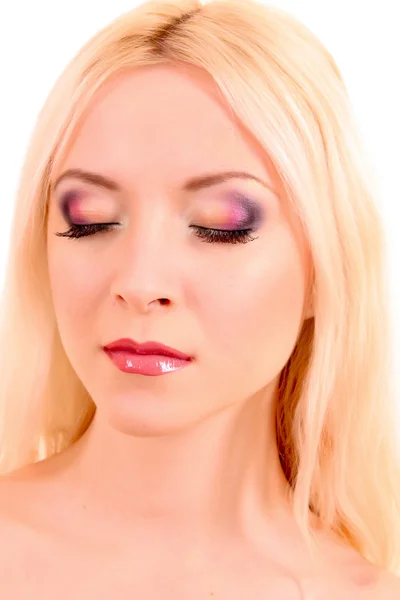 Jonge mooie blonde vrouw met make-up en gesloten ogen isoleren — Stockfoto