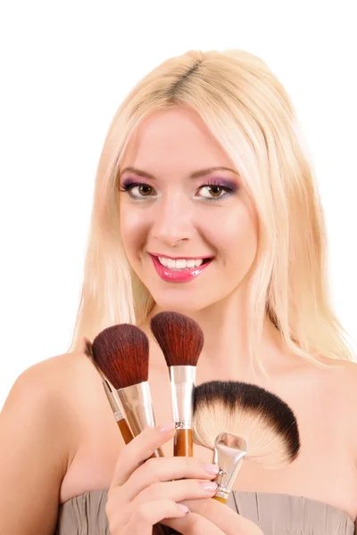 Joven hermosa mujer con cepillos para el maquillaje aislado en blanco —  Fotos de Stock