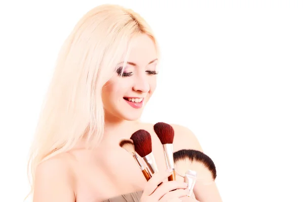 Молодая красивая женщина с кисточками для макияжа изолированы на белом — стоковое фото