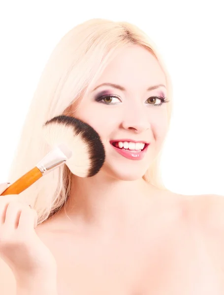 Jeune belle femme avec brosse pour maquillage isolé sur blanc — Photo
