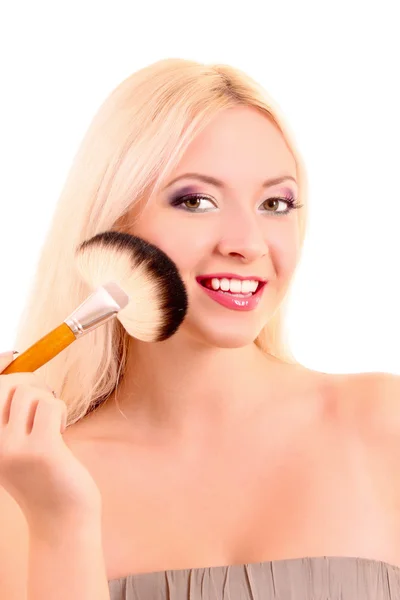 Beyaz izole makyaj için fırça ile genç güzel kadın — Stok fotoğraf