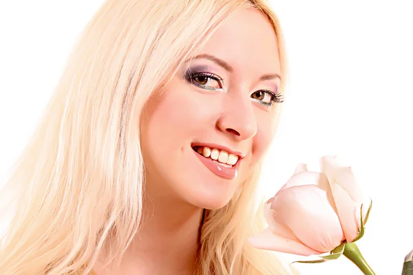 Όμορφη ξανθιά κοπέλα με φρέσκο άσπρο τριαντάφυλλο απομονώνονται σε wh — Φωτογραφία Αρχείου