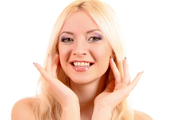 Jonge mooie lachende blonde vrouw aanraken haar gezicht geïsoleerde o — Stockfoto