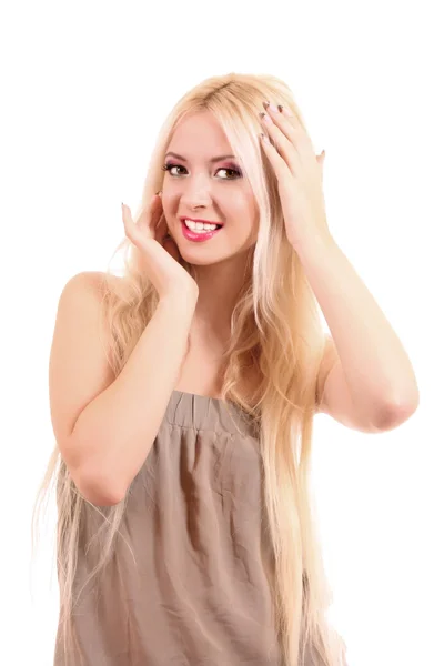 Młody piękny uśmiechający się blond kobieta dotyka jej twarzy na białym tle o — Zdjęcie stockowe