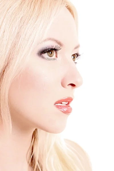 Junge schöne blonde Frau mit Make-up isoliert auf weiß — Stockfoto