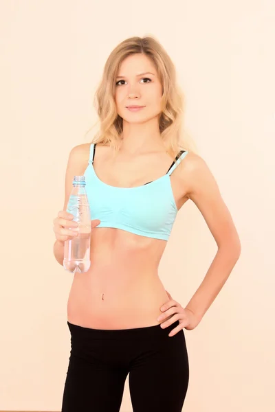 Jonge vrouw met fles water — Stockfoto
