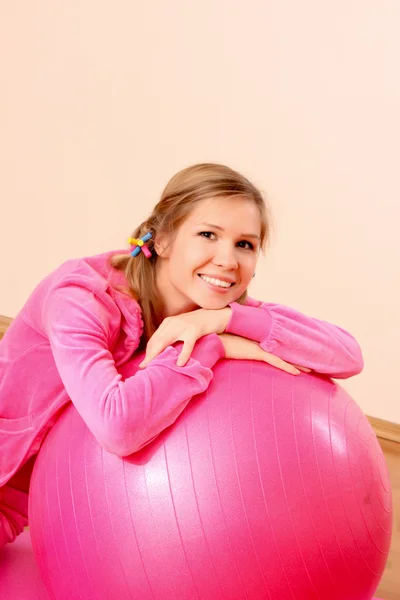 Mujer con pelota de ejercicio en el gimnasio — Foto de Stock