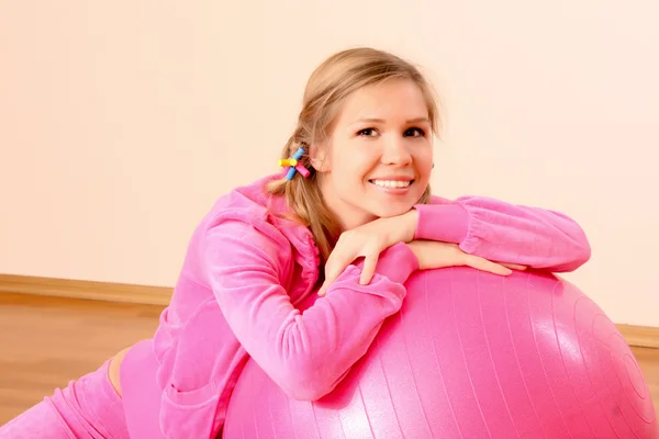 Žena s míčem cvičení v tělocvičně — Stock fotografie
