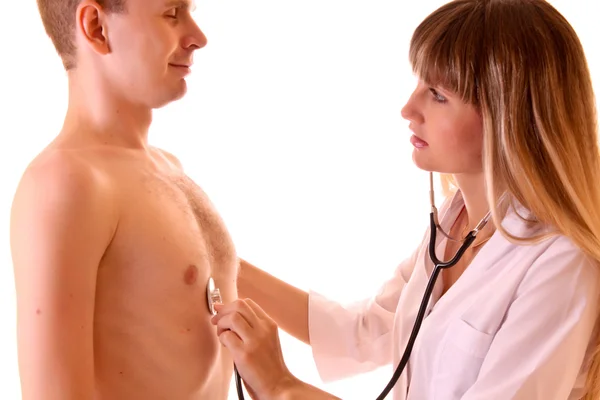 Молодой врач слушает человека со стетоскопом изолированы на белом — стоковое фото