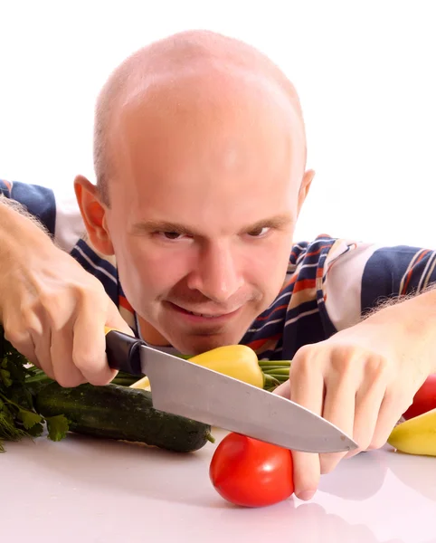 Homem cozinhar com tomate, pepino, pimenta e cebola — Fotografia de Stock