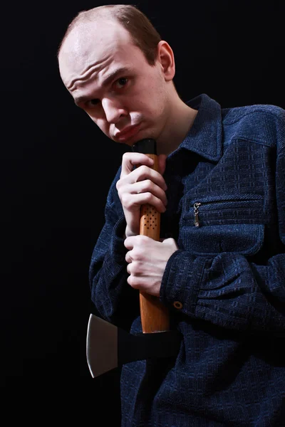 Νεαρός άνδρας με τσεκούρι — Φωτογραφία Αρχείου
