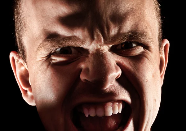 Wütender Mann auf schwarzem Hintergrund — Stockfoto
