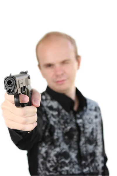 Молодой человек целился с пистолетом в руке — стоковое фото