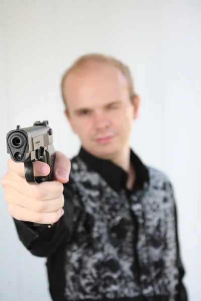 Junger Mann zielte mit Pistole in der Hand — Stockfoto