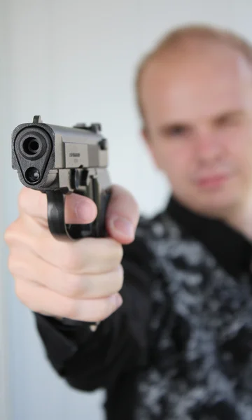 Junger Mann zielte mit Pistole in der Hand — Stockfoto