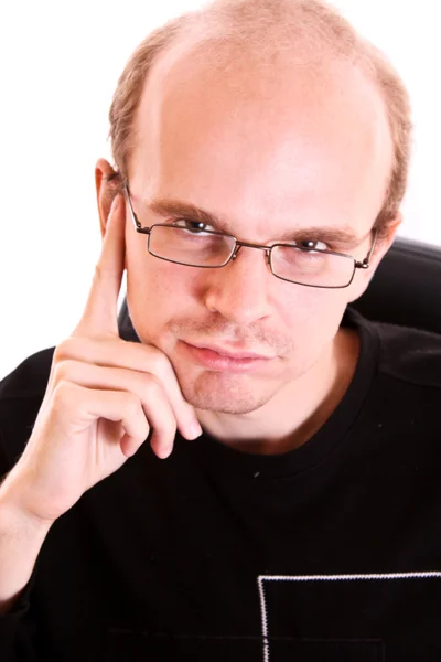Unga allvarlig man med glasögon på vit bakgrund — Stock fotografie