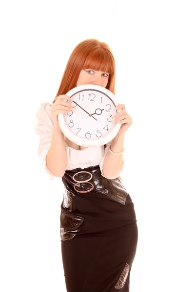 Piękna kobieta z zegarem na białym tle — Zdjęcie stockowe