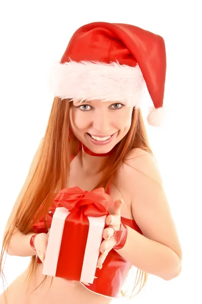 Vacker rödhårig kvinna med julklapp i händer isolerade — Stockfoto