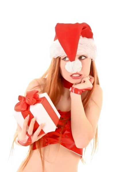 Vacker rödhårig kvinna med julklapp i händer isolerade — Stockfoto