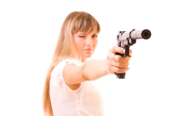Молодая женщина с пистолетом в белом — стоковое фото