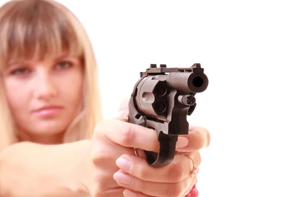 Молодая женщина с пистолетом в белом — стоковое фото