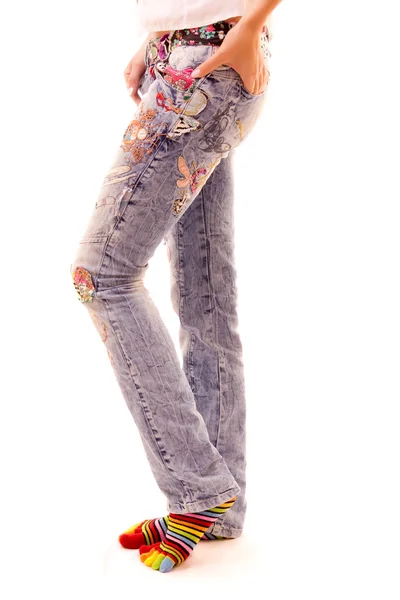 Mladá žena nohy stojící izolované na bílém — Stock fotografie