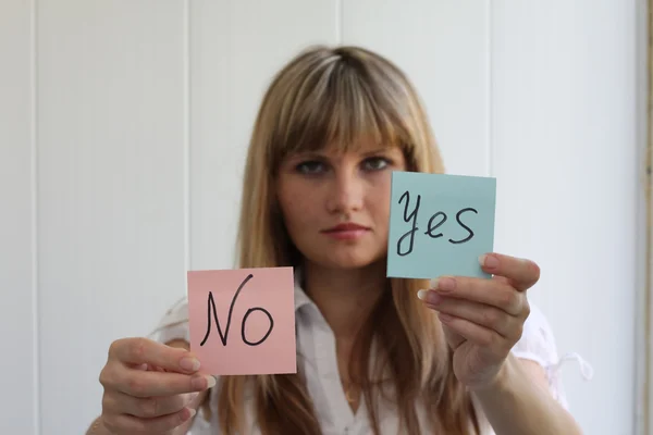 Girl with Yes and No note pads — Stock Photo, Image