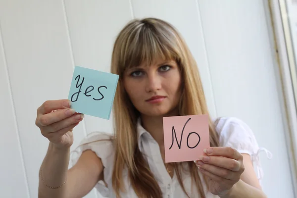 Girl with Yes and No note pads — Stock Photo, Image