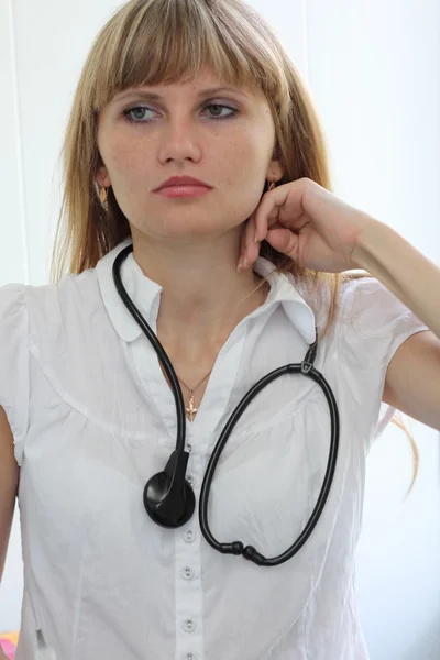 Медсестра или врач с фонендоскопом — стоковое фото