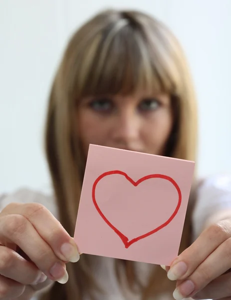Menina com coração romântico no bloco de notas — Fotografia de Stock
