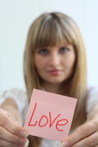 Jeune fille avec message d'amour sur le bloc-notes — Photo