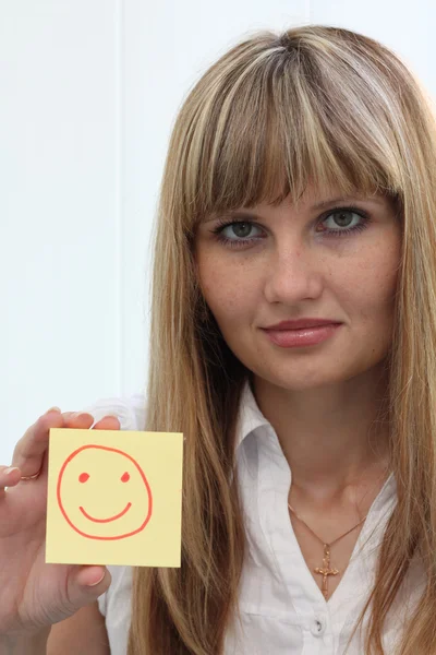 Chica joven con sonrisa feliz en bloc de notas — Foto de Stock