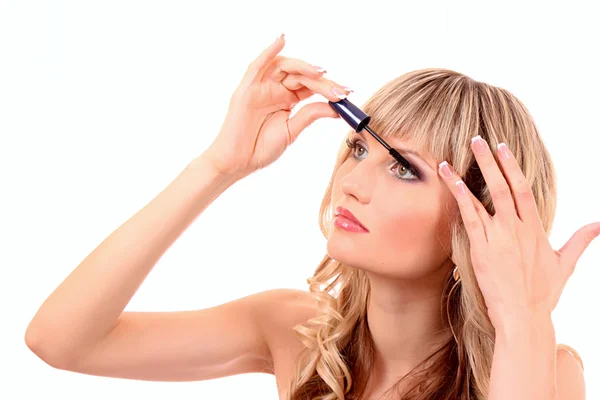 Vackra unga blonda kvinnan tillämpa mascara på hennes ögonfransar — Stockfoto