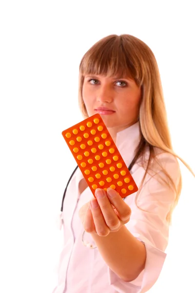 Jovem médico com comprimidos isolados em branco — Fotografia de Stock