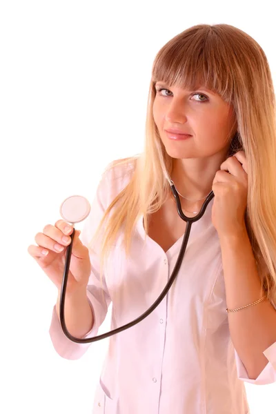 Ung läkare med stetoskop isolerad på vitt — Stockfoto