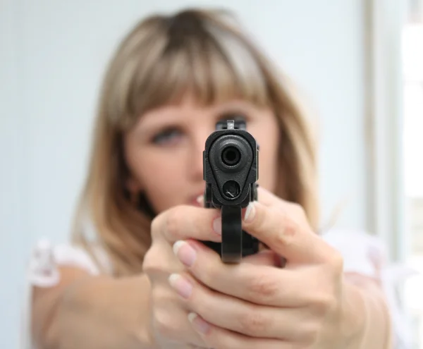 Girl aiming with gun — Stock Photo, Image