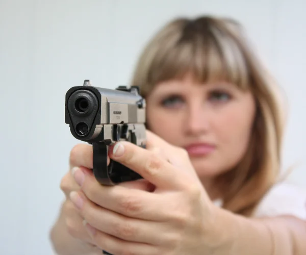 Mädchen zielt mit Waffe — Stockfoto
