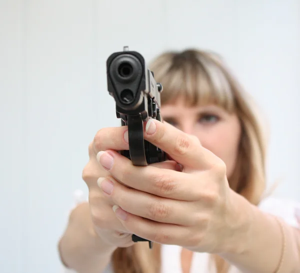 Girl aiming with gun — Stock Photo, Image