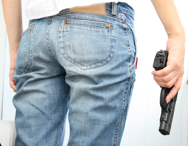 Young girl with gun in hand — Stock Photo, Image