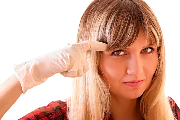 Genç kadının parmak eldiven üzerinde beyaz izole kafa yakınındaki — Stok fotoğraf