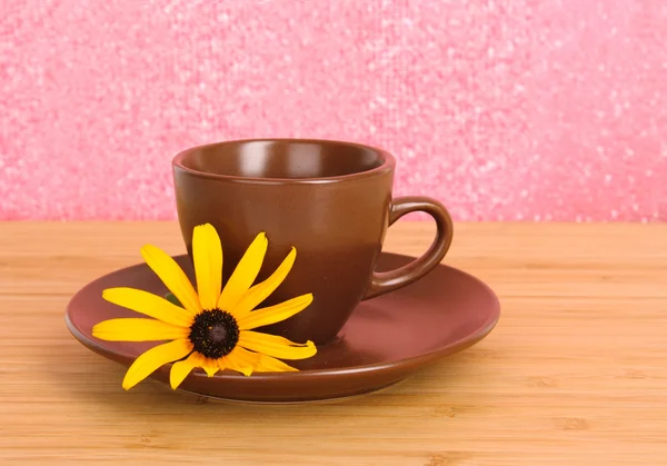Šálek čaje s květinou — Stock fotografie