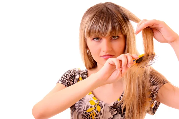 Молодая женщина делает ее длинные светлые волосы изолированы на белом — стоковое фото